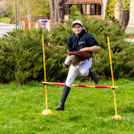 Skippi Hobby Horse z kantarem - Karmel - A3 HH - prezent na dzień dziecka