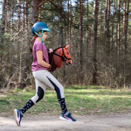 Skippi Hobby Horse z kantarem - bursztyn - A3 HH - prezent na dzień dziecka